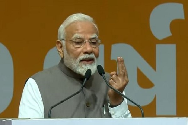 गांधीनगर में पीएम मोदी बोले – ‘कटनी चाहिए थीं जंजीरें, लेकिन 1947 में काट दी गईं भुजाएं’