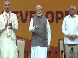 पीएम मोदी गुजरात में