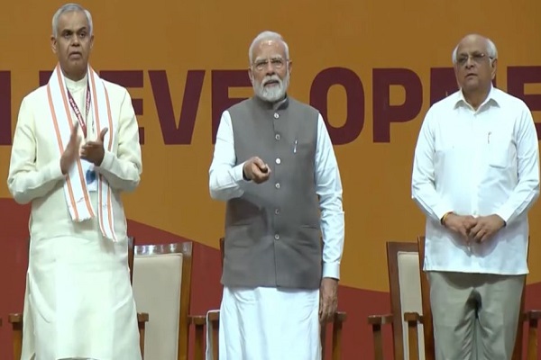 पीएम मोदी ने गुजरात में 5536 करोड़ की परियोजनाओं का किया लोकार्पण व शिलान्यास