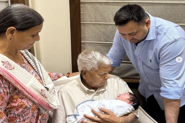 राजद नेता तेजस्वी यादव दूसरे बच्चे के पिता बने, लालू यादव ने पोते को गोद में उठाया