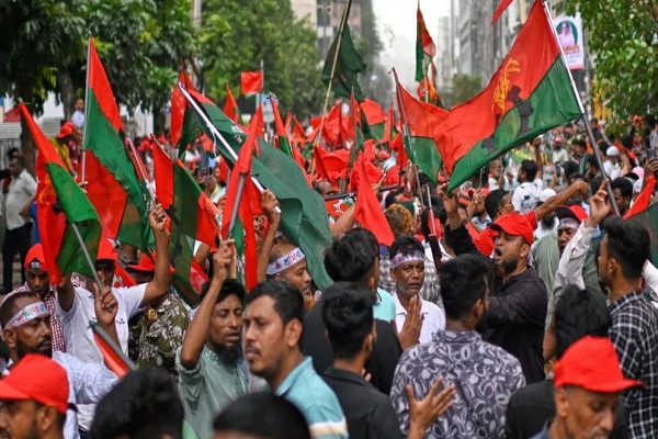 बांग्लादेश में फिर बवाल : यूनुस सरकार के नए कानून के खिलाफ सिविल सेवक भड़के, अर्धसैनिक बल तैनात