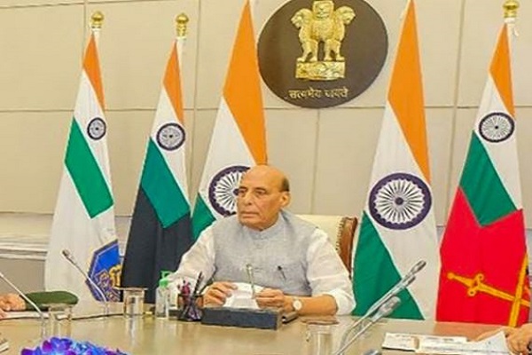 रक्षा मंत्री राजनाथ सिंह ने पश्चिमी सीमा पर की सुरक्षा स्थिति की समीक्षा, सीडीएस, थल सेना और नौसेना प्रमुख रहे मौजूद