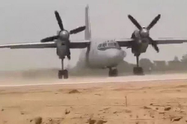 पाकिस्तान से तनाव के बीच वायुसेना का शक्ति प्रदर्शन – गंगा एक्सप्रेसवे पर गरजे राफेल व सुखोई सरीखे लड़ाकू विमान