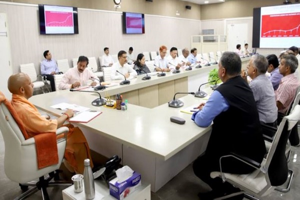 सीएम योगी का श्रम कानूनों को संतुलित बनाने पर जोर, बोले – श्रमिक व उद्योगपति एक-दूसरे के पूरक