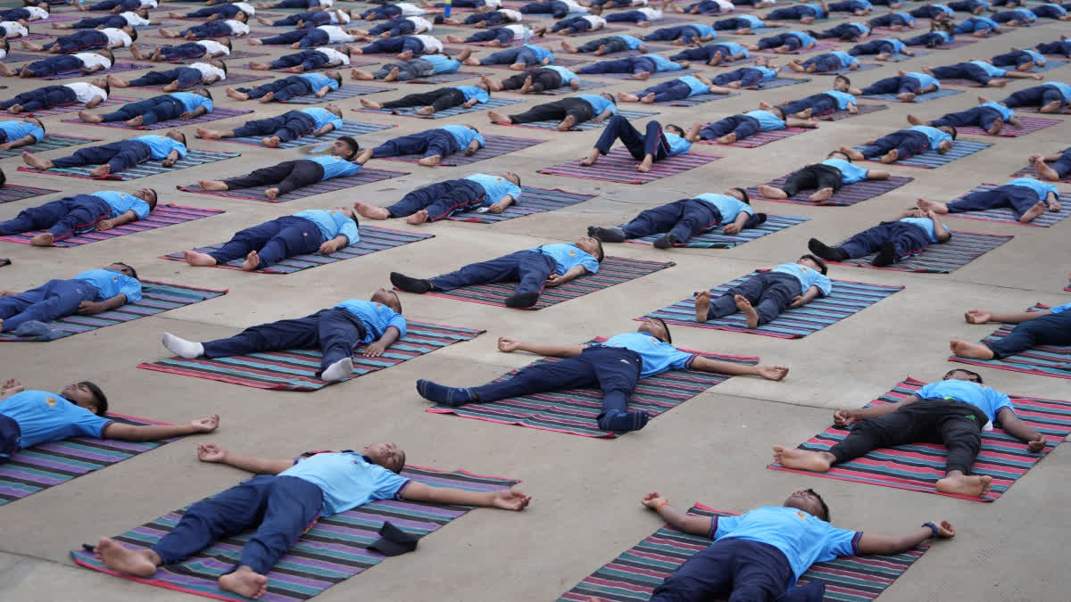 INTERNATIONAL YOGA DAY 2025: किंग चार्ल्स के संदेश के साथ यूनाइटेड किंगडम ने मनाया अंतर्राष्ट्रीय योग दिवस