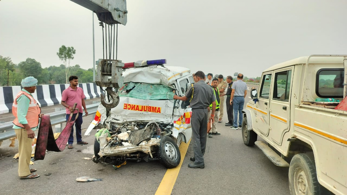 पूर्वांचल एक्सप्रेस वे पर दर्दनाक हादसा: पिकअप से टकराई एंबुलेंस, पांच लोगों की मौत