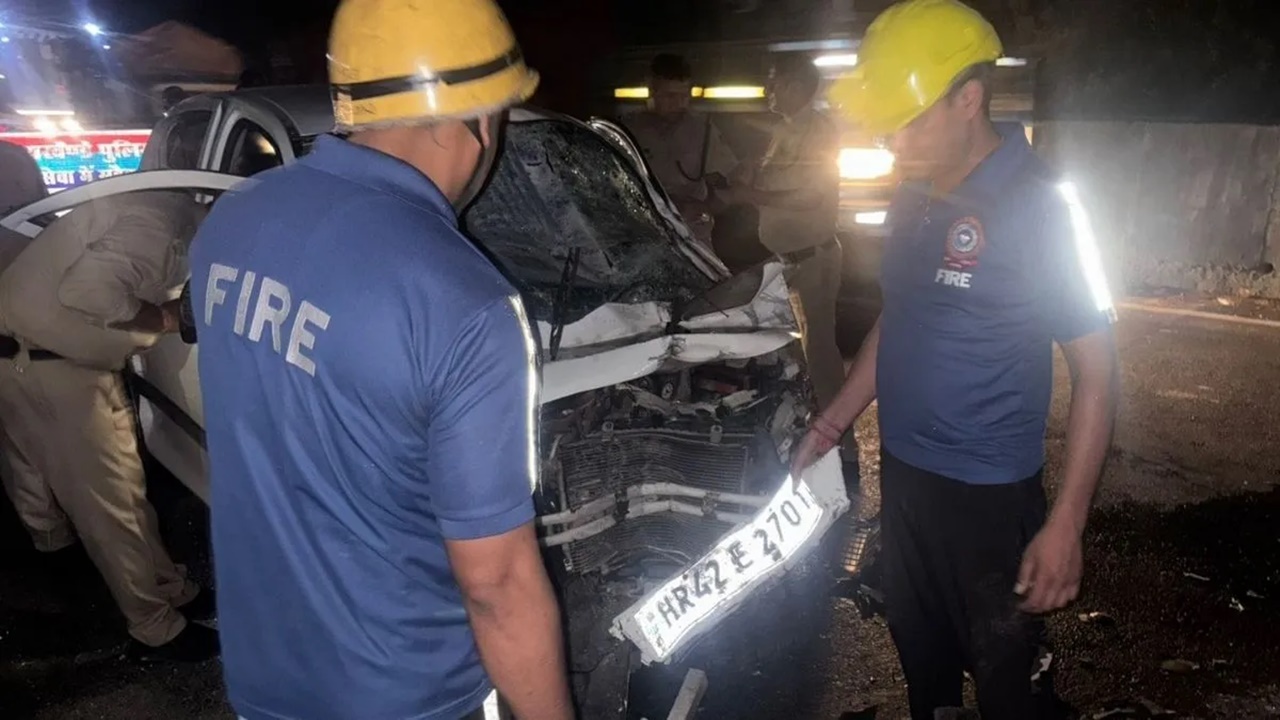 उत्तराखंड में दर्दनाक हादसा: ट्राला में पीछे से घुसी कार, चार की मौत, दरवाजा काटकर निकाले गए शव