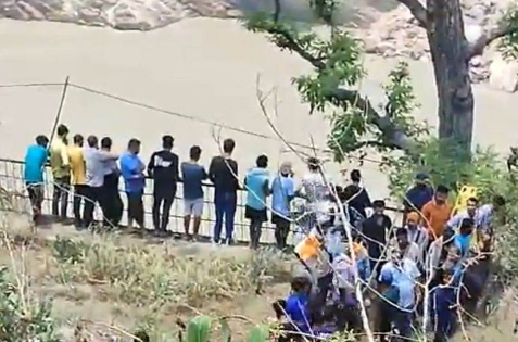 उत्तराखंड: बदरीनाथ जा रही मिनी बस अलकनंदा में गिरी, दो यात्रियों की मौत, 10 लापता