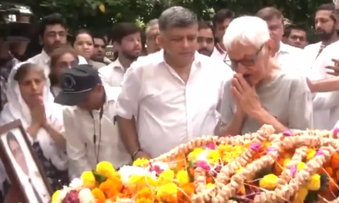 Ahmedabad Plane Crash: कैप्टन सुमित सभरवाल को दी गई भावभीनी श्रद्धांजलि, बेटे के पार्थिव शरीर को देख रो पड़े पिता