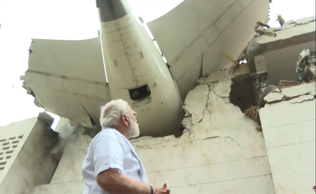 Ahmedabad Plane Crash : अहमदाबाद में दुर्घटना स्थल पर पहुंचे प्रधानमंत्री मोदी, मुख्यमंत्री भूपेंद्र पटेल भी मौजूद