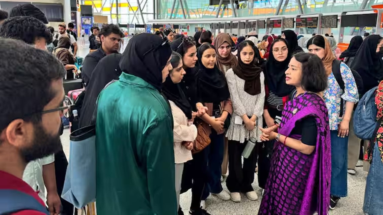 Israel-Iran War:  ईरान में फंसे 110 भारतीय छात्रों को सुरक्षित निकाला, आर्मेनिया के रास्ते पहुंचे दिल्ली