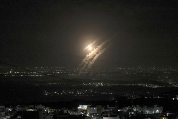 अमेरिकी हमले का भी ईरान पर नहीं पड़ा फर्क, इजराइल पर बैलिस्टिक मिसाइल से किया हमला