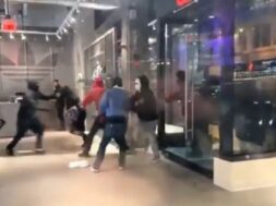 एप्पल स्टोर में लूटपाट