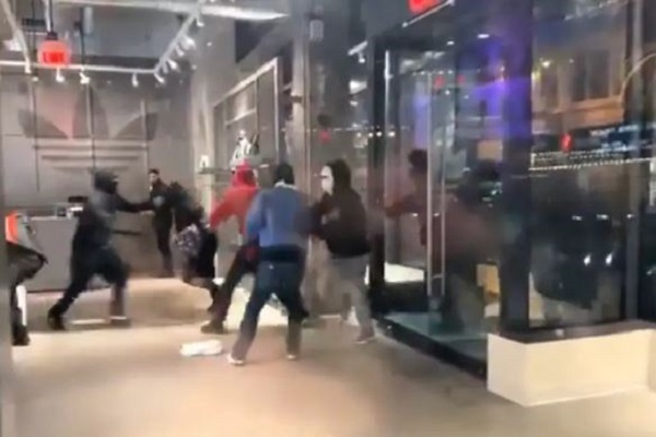 लॉस एंजलिस में फैली अराजकता : प्रदर्शनकारियों ने लूटा एप्पल स्टोर, सड़कों पर आगजनी और हिंसा के बाद कर्फ्यू लागू