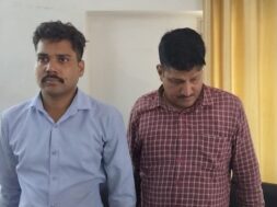 घूस लेते गिरफ्तार दरोगा और डेह कांस्टेबल