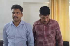 घूस लेते गिरफ्तार दरोगा और डेह कांस्टेबल