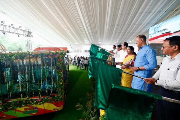 दिल्ली : सीएम रेखा गुप्ता ने 105 नई देवी ई-बसों को हरी झंडी दिखाई, नरेला डिपो का किया उद्घाटन