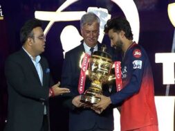 पाटीदार को ट्रॉफी देते शाह व बिन्नी