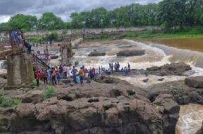 पुणे में पुल ढहा1