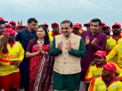 पुरी में लाइफगार्ड्स के बीच अदाणी परिवार