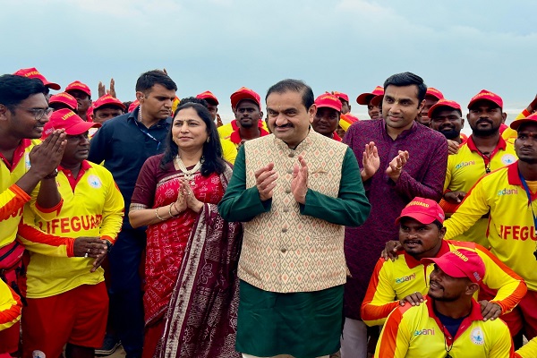गौतम अदाणी का पुरी तट पर सेवा को सलाम, लाइफगार्ड्स से की मुलाकात