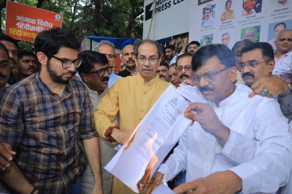 महाराष्ट्र में हिन्दी का विरोध – शिवसेना (UBT) ने तीन भाषाओं को अनिवार्य करने वाले सरकारी प्रस्ताव की प्रतियां जलाईं