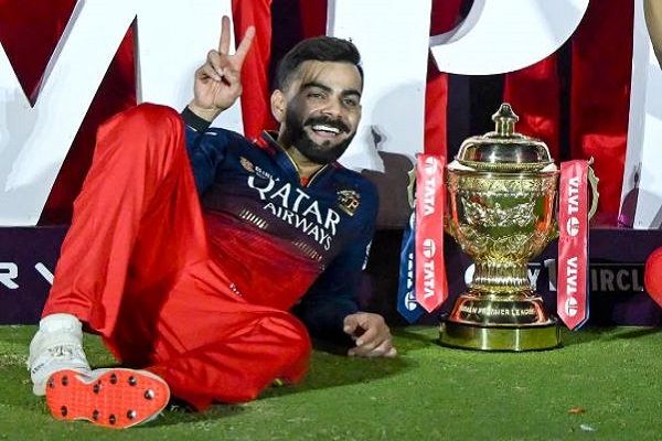 IPL ट्रॉफी विजेता कोहली ने टेस्ट क्रिकेट को बताया सर्वोपरि, बोले – ‘जब तक खेलूंगा, RCB के लिए ही खेलूंगा’