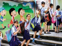 स्कूलों में छुट्टियां बढ़ीं