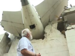 हादसा स्थल का निरीक्षण करते पीएम मोदी