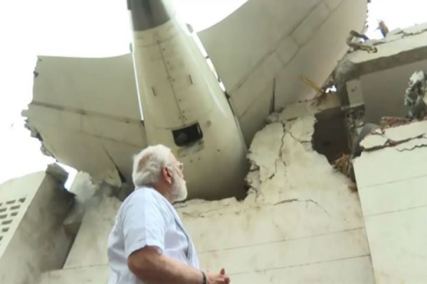 एअर इंडिया विमान हादसे के बाद सरकार का बड़ा फैसला – उड़ान मार्ग में बाधक इमारतों पर होगी काररवाई