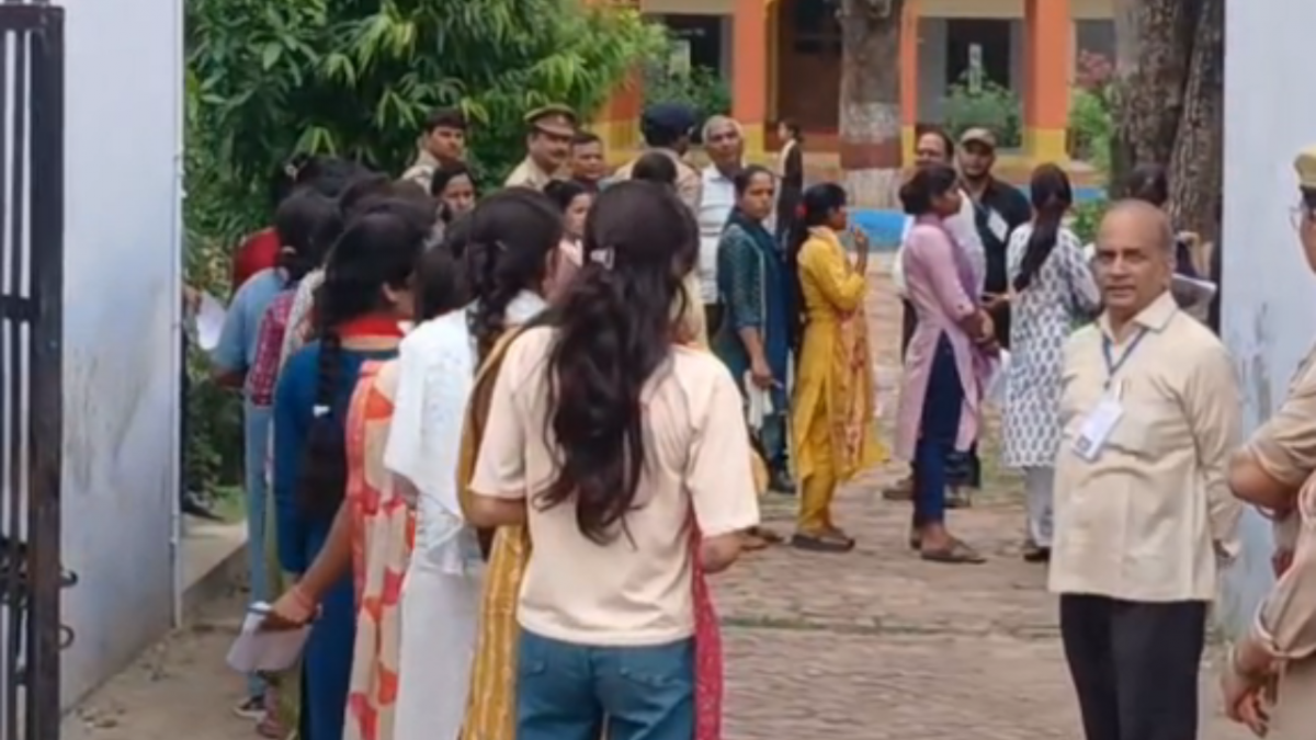 UP RO-ARO Exam: कड़ी सुरक्षा के बीच 2300 से अधिक केंद्रों पर समीक्षा अधिकारी भर्ती परीक्षा शुरू