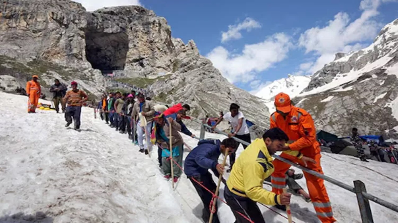 Amarnath Yatra 2025: अमरनाथ यात्रा स्थगित, बालटाल और पहलगाम दोनों रास्ते बंद, भूस्खलन से एक महिला श्रद्धालु की मौत