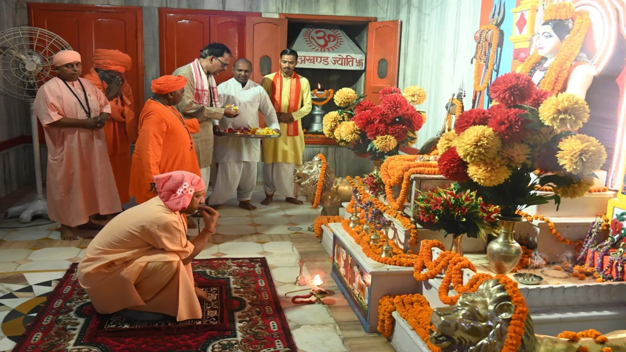 Guru Purnima 2025: गुरु पूर्णिमा पर सीएम योगी ने गोरखनाथ मंदिर में किया विशिष्ट गुरु पूजन, निवेदित की श्रद्धा