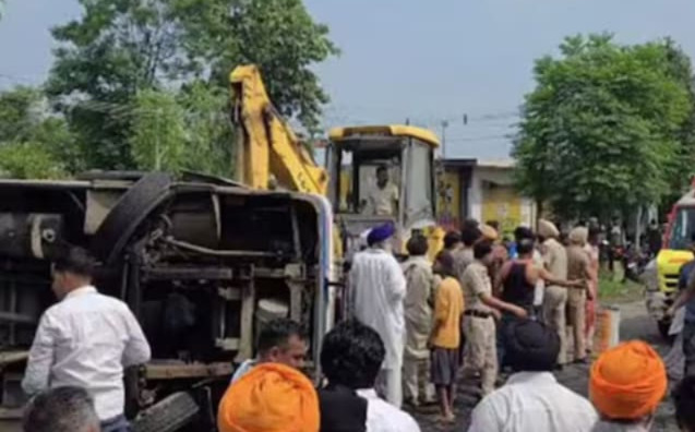 पंजाब के होशियारपुर में भीषण हादसा: बेकाबू बस बीच सड़क पर पलटी,7 यात्रियों की मौत, 32 घायल