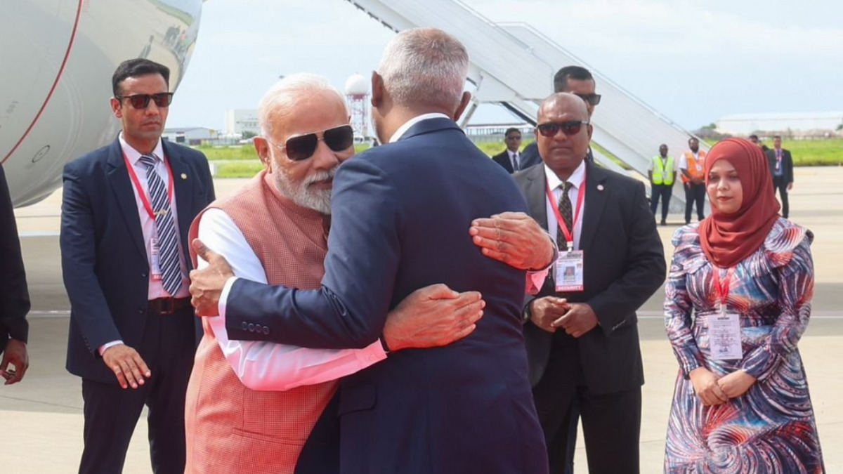 प्रधानमंत्री मोदी दो दिवसीय यात्रा पर पहुंचे मालदीव, राष्ट्रपति मुइज्जू ने हवाई अड्डे पर किया गर्मजोशी से स्वागत