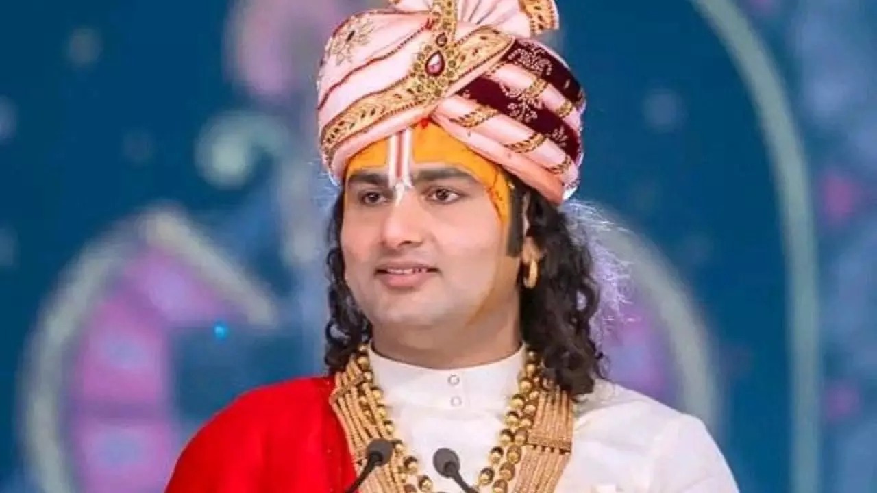 मुझे माफ कीजिए… लड़कियों की शादी को लेकर विवादित बयान पर स्वामी अनिरुद्धाचार्य ने मांगी माफी