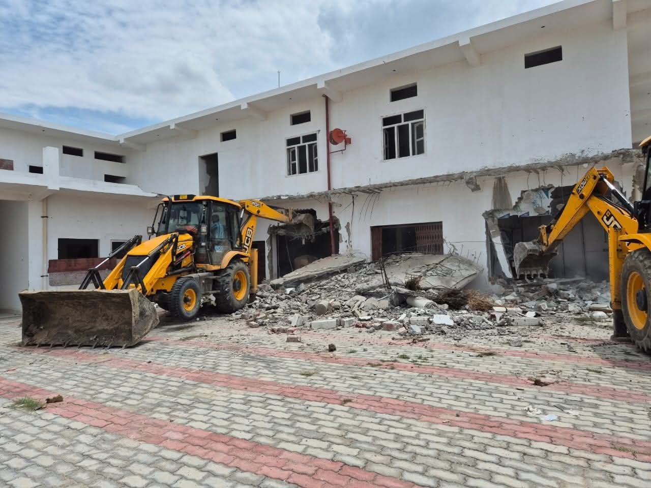 UP धर्मांतरण कराने के आरोपी जमालुद्दीन उर्फ छांगुर बाबा के मकान पर चला बुलडोजर, करोड़ों का माकान जमींदोज