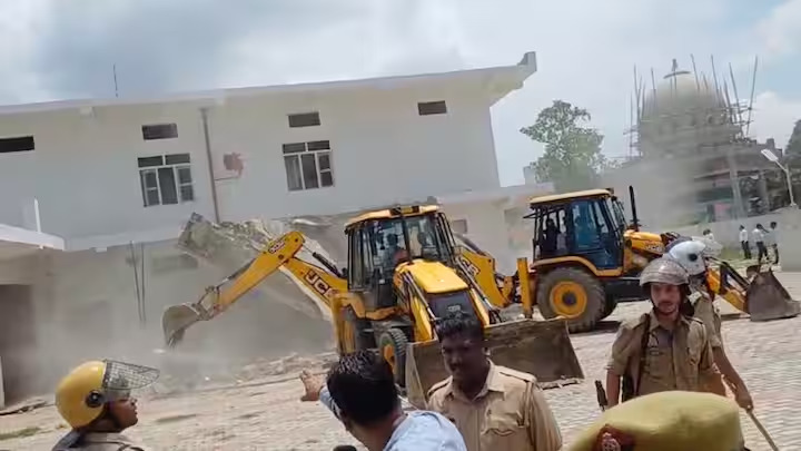 UP: छांगुर बाबा और उसके सहयोगियों के खिलाफ बुलडोजर एक्शन जारी, ढहाया जा रहा अवैध अतिक्रमण