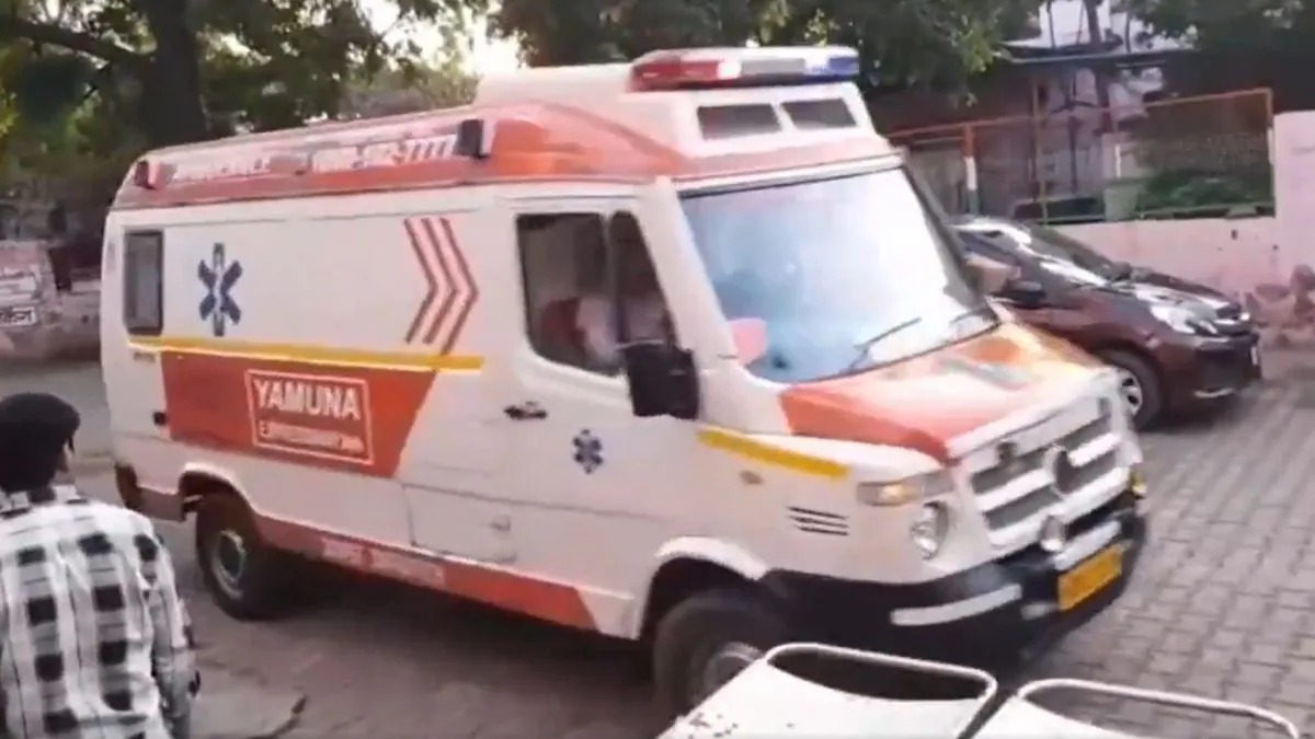 यमुना एक्सप्रेसवे पर दर्दनाक हादसा: कार सवार 6 लोगों की मौत, 2 घायल, निजी बस भी पलटी