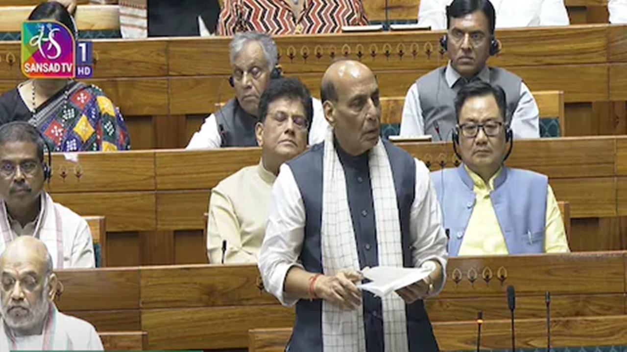 लोकसभा में बोले राजनाथ सिंह- यह कहना गलत है कि ऑपरेशन सिंदूर किसी दबाव में रोका गया