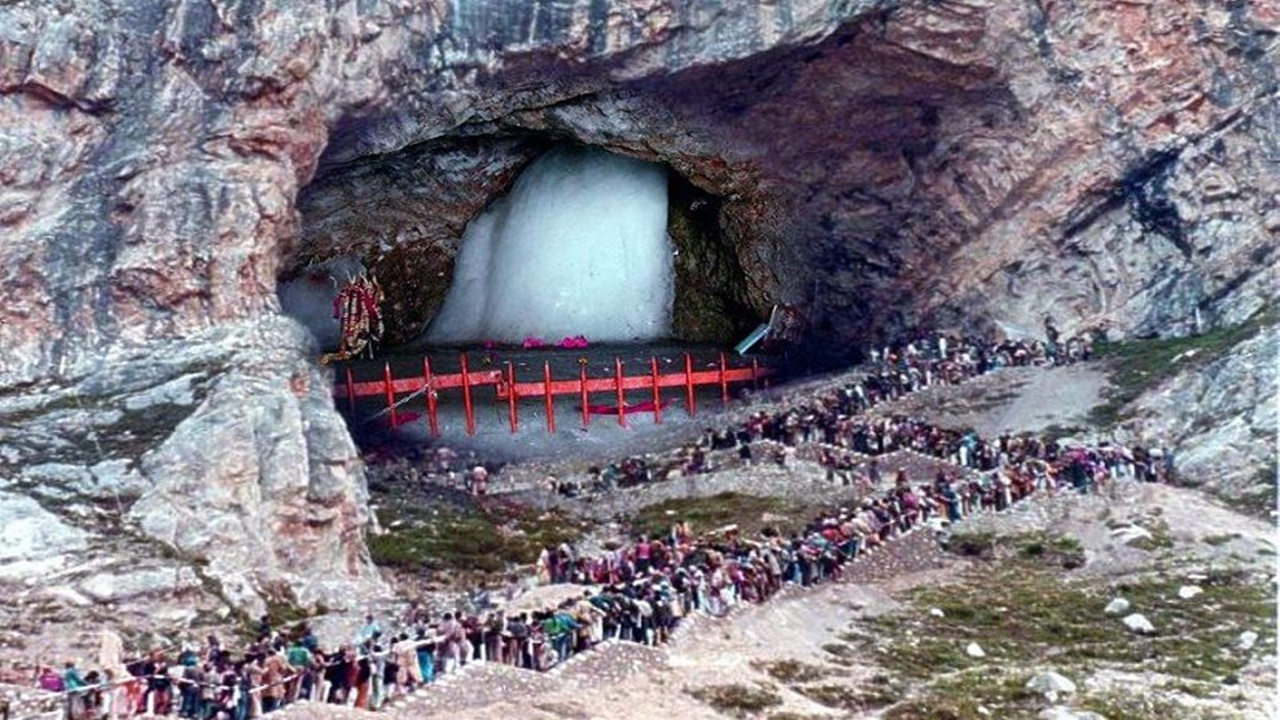 Amarnath Yatra: 8,600 से अधिक श्रद्धालुओं का छठा जत्था जम्मू से हुआ रवाना, अब 70000 भक्तों ने किए बाबा के दर्शन