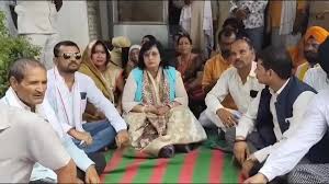 यूपी में हाई वोल्टेज ड्रामा: अकबरपुर थाने में मंत्री प्रतिभा शुक्ला ने दिया धरना, SHO निलंबित, जानें- पूरा मामला