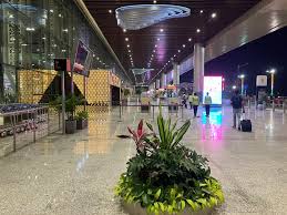 Lucknow Airport: गुजरात पुलिस को चकमा देकर लखनऊ एयरपोर्ट से साइबर ठग फरार, वॉशरूम के बहाने भागा