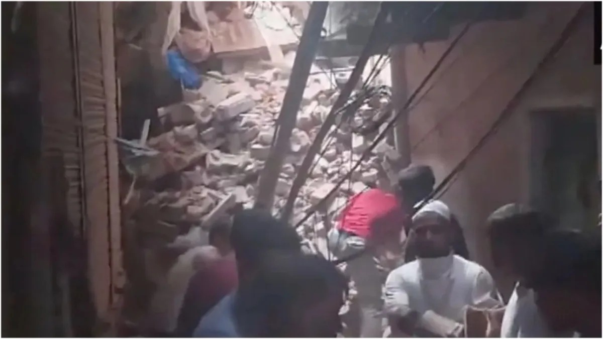 महाराष्ट्र: बांद्रा में तीन मजिला चॉल ढही, 10 लोगों के मलबे में फंसे होने की आशंका, रेस्क्यू जारी