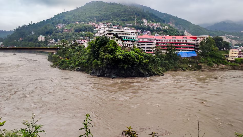 हिमाचल प्रदेश में मानसून का कहर: मंडी में बादल फटने से एक व्यक्ति की मौत, 12 लापता