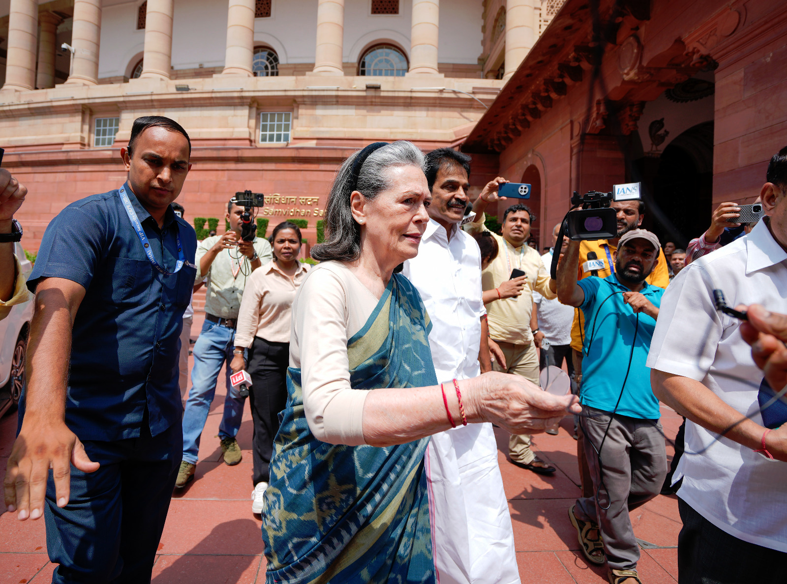 मानसून सत्र: सोनिया समेत कई विपक्षी सांसदों ने SIR के खिलाफ संसद परिसर में किया प्रदर्शन