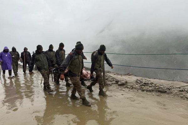 भारतीय सेना ने भूस्खलन के कारण अमरनाथ यात्रा मार्ग पर फंसे सैकड़ों तीर्थयात्रियों को बचाया