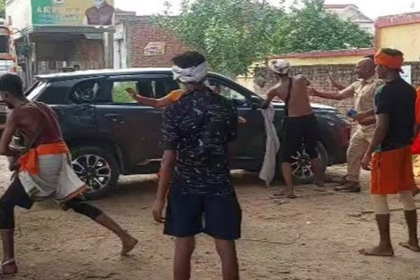 मेरठ के बाद बरेली में कांवड़ियों का बवाल, टक्कर लगने के बाद कार में की तोड़फोड़, थाने में भी हंगामा