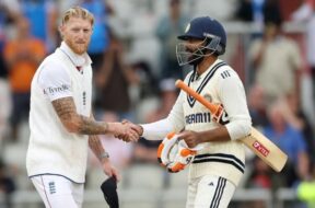 जडेजा से हाथ मिलाते बेन स्टोक्स