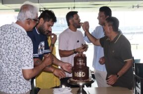 जन्मदिन का केक खाते धोनी